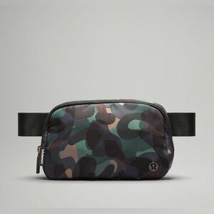NEW LULULEMON EVERYWHERE BELT BAG FLUCTUATE MIDI TEAL MULTI / BLACKENED PINE